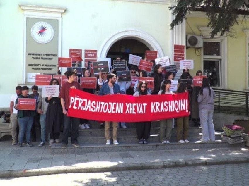 Protestohet para UP-së, kërkohet shkarkimi i profesorit Krasniqi, studentët paralajmërojnë veprime tjera