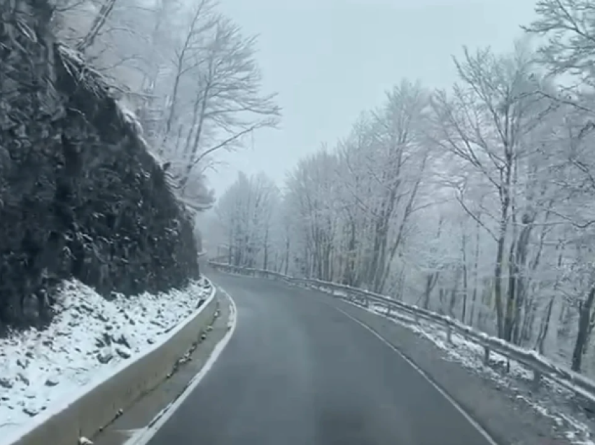 Ulja e temperaturave rikthen reshjet e dëborës, Qafë Thora ‘pushtohet’ nga bardhësia