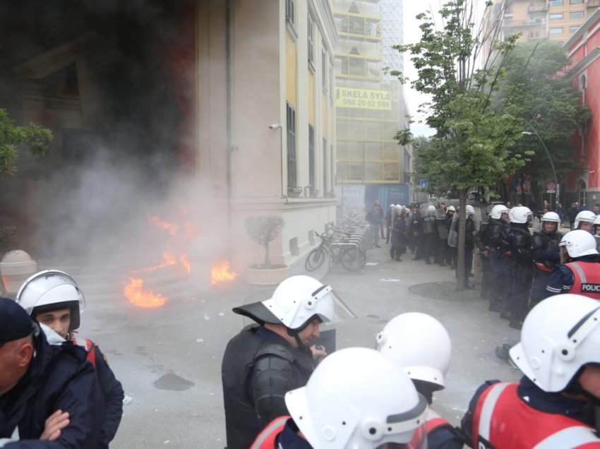 Protesta me molotov/ Reagon Ambasada e SHBA: Aktorët politikë të përgjegjshëm duhet të refuzojnë çdo formë dhune