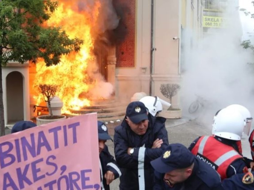 Hedhja e molotovëve drejt Bashkisë së Tiranës/ Prezenca e OSBE-së në Shqipëri: Protesta paqësore është akt demokratik legjitim, dhuna jo