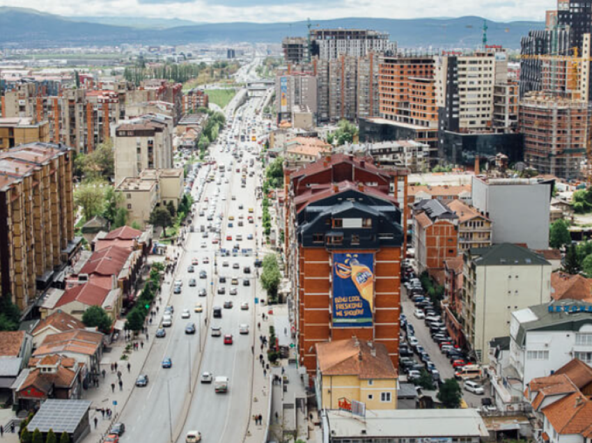 Dhunë në një familje në Prishtinë, djali e kap për fyti babanë dhe arratiset