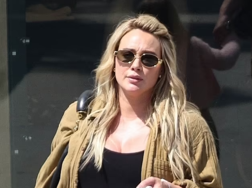 Shtatzëna Hilary Duff shfaqet me vajzat e saj Banks dhe Mae, pasi burri Matthew Koma iu nënshtrua një intervenimi