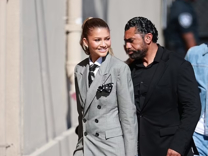 Zendaya tregon këmbët e tonifikuara në një xhaketë elegante, teksa shkon në shfaqjen e Jimmy Kimmel Live