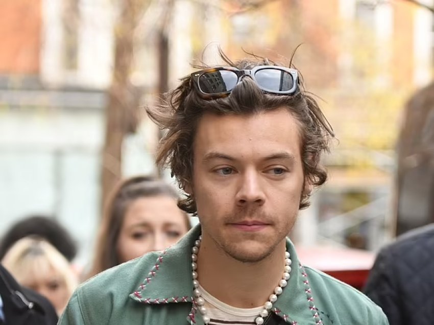 Jepet vendimi për gruan që përndoqi Harry Styles duke ia dërguar 8,000 letra