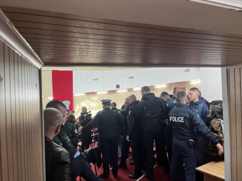 Policia ndërhynë në protestën për largimin e profesorit të UP-së