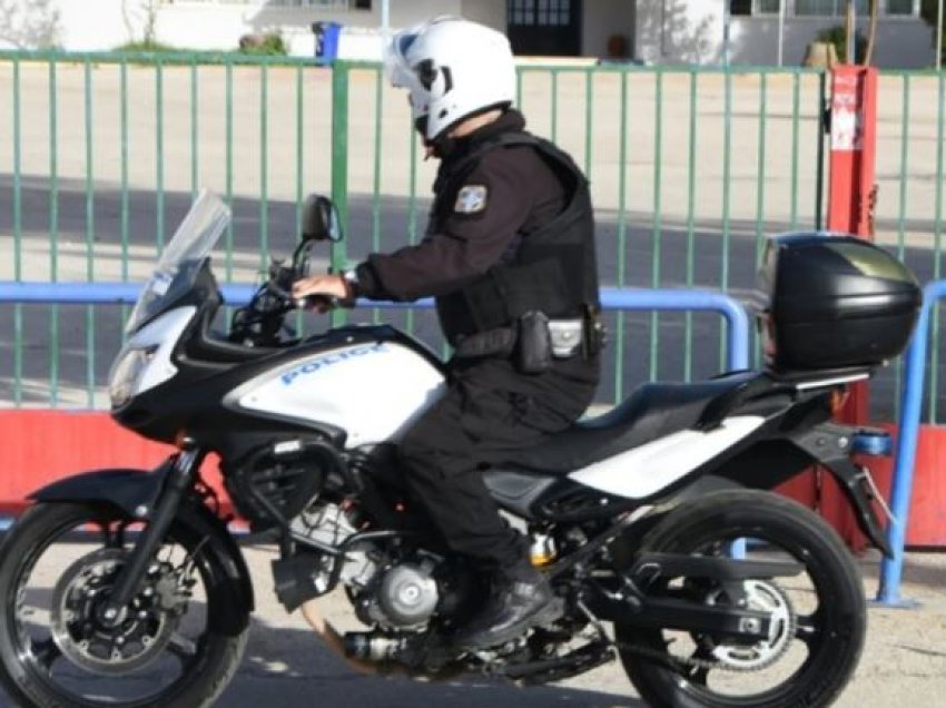 Sherr mes të miturve në Greqi, 15 vjeçari shqiptar plagos me thikë bashkëmoshatarin për një xhaketë! Arrestohen prindërit e tij