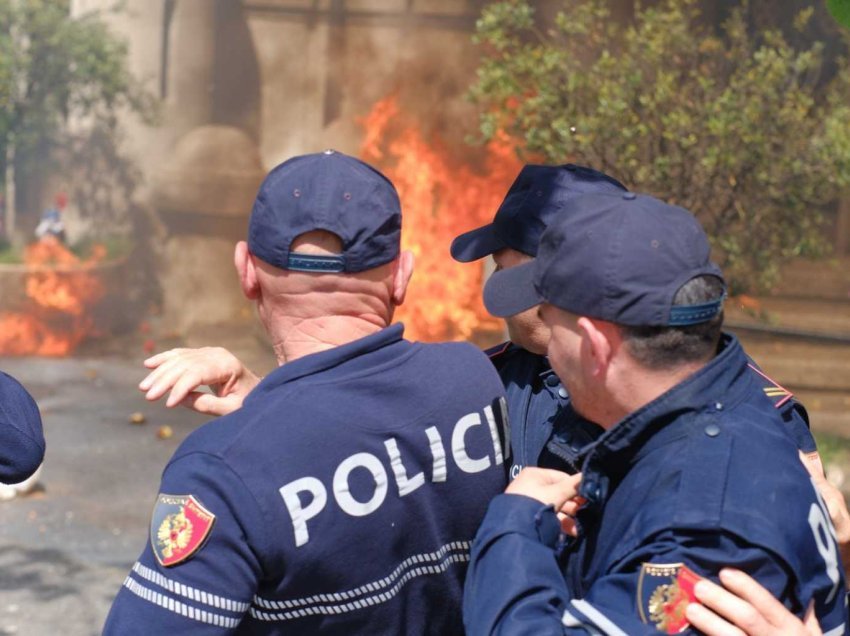 Lirohen protestuesit e arrestuar për protestën para Bashkisë