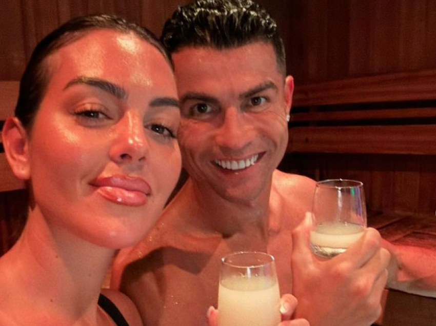 CR7 ndan momente romantike me Georginen në saunë 