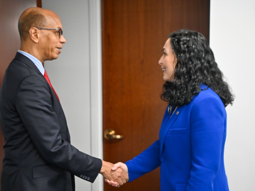 Vjosa Osmani takohet me ambasadorin amerikan, Robert A. Wood