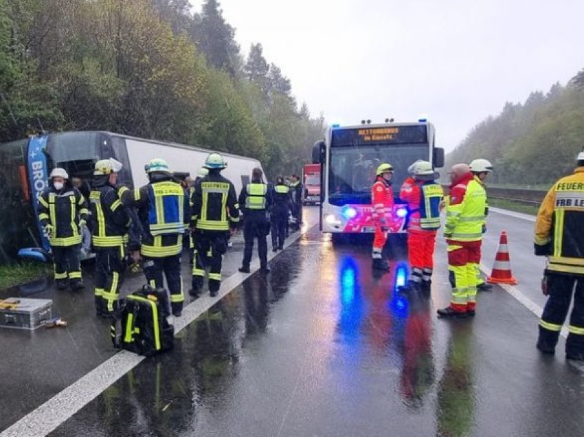 Autobusi që transportonte dhjetëra nxënës doli nga rruga dhe u përmbys – detaje dhe pamje nga aksidenti i së dielës në Gjermani