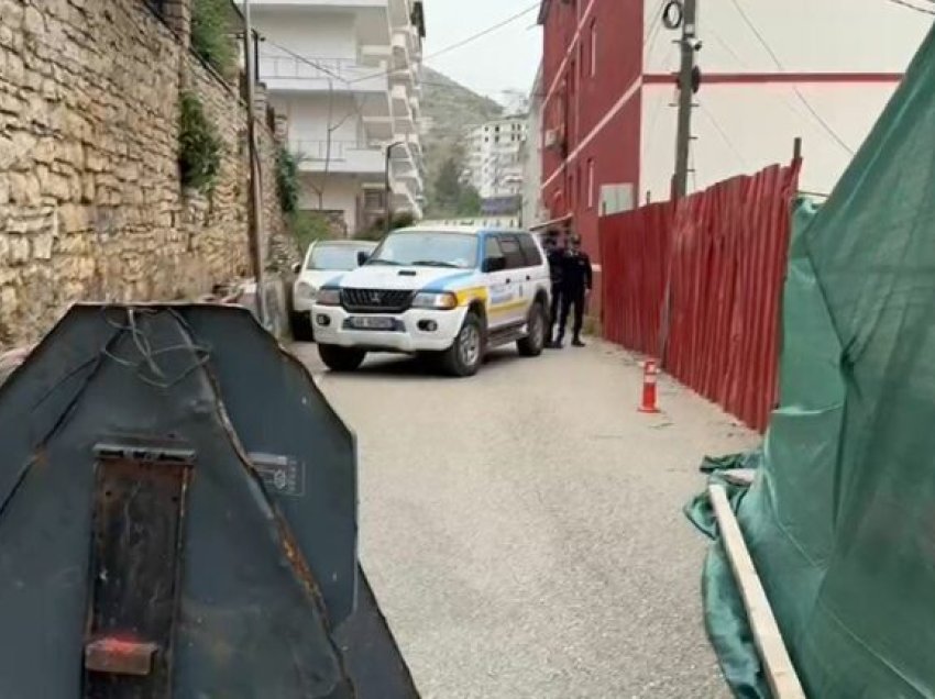 Shembet rruga në lagjen 1 në Sarandë, bllokohen makinat