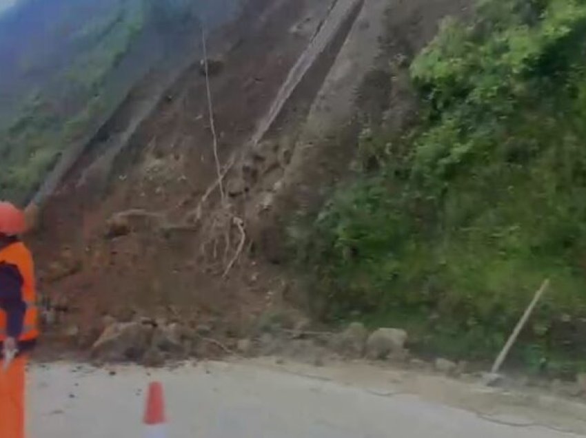 Reshje të dendura shiu gjatë natës, rrëshqitje dherash në Tepelenë