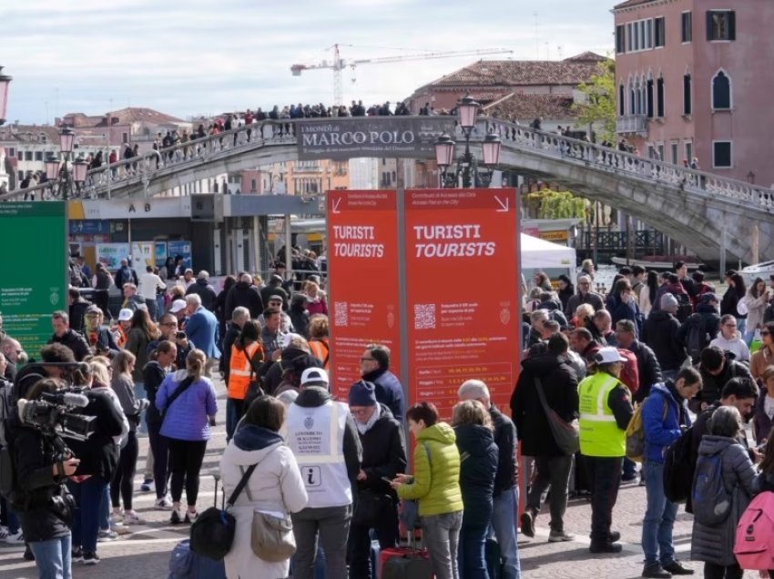 Venecia vendos taksë të re për të mbajtur nën kontroll fluksin e vizitorëve