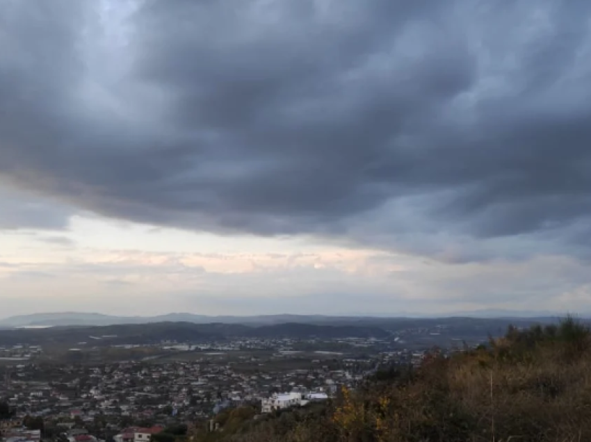 E enjtja me mot të paqëndrueshëm! Shi dhe vranësira gjatë gjithë ditës, sa do arrijnë temperaturat