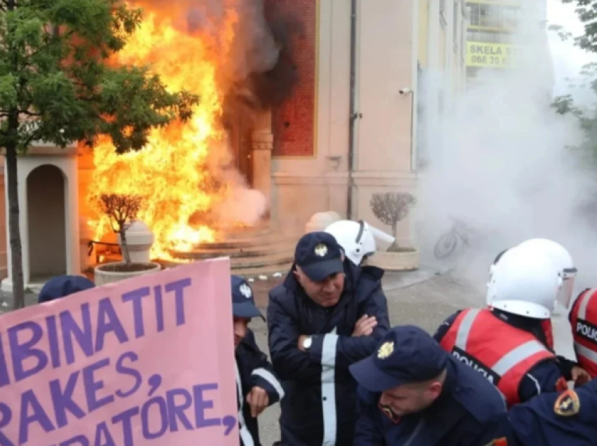 Hodhën lëndë piroteknike dhe molotov gjatë protestës para Bashkisë së Tiranës, arrestohen dy persona