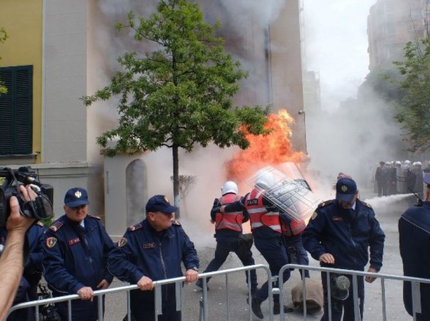 Protesta para Bashkisë/ Këshilltari i Rithemelimit me gjuhë raciste ndaj të ardhurve në kryeqytet: Tirana është e tironsve