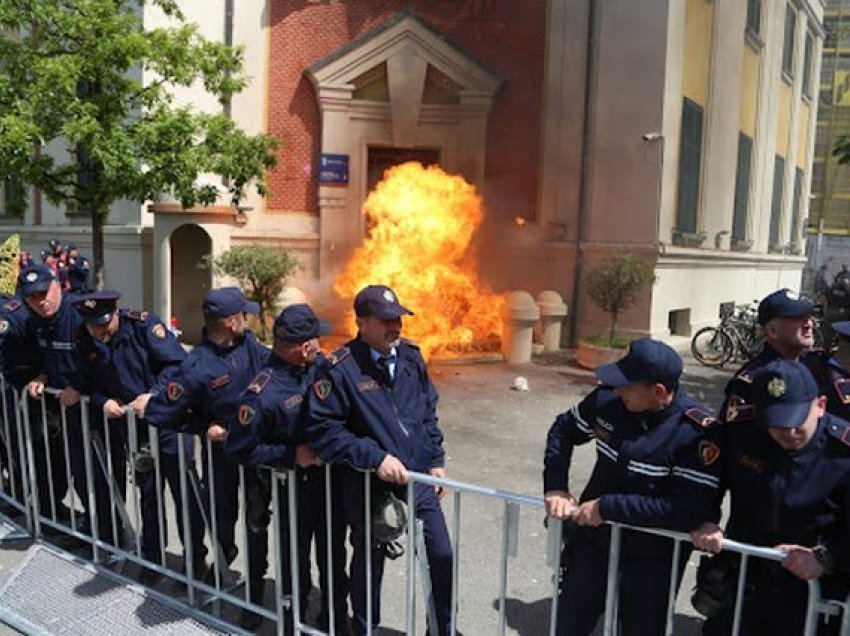 Sot protesta e opozitës para bashkisë/ Devijohet trafiku, policia thirrje organizatorëve: Distancohuni nga dhuna!