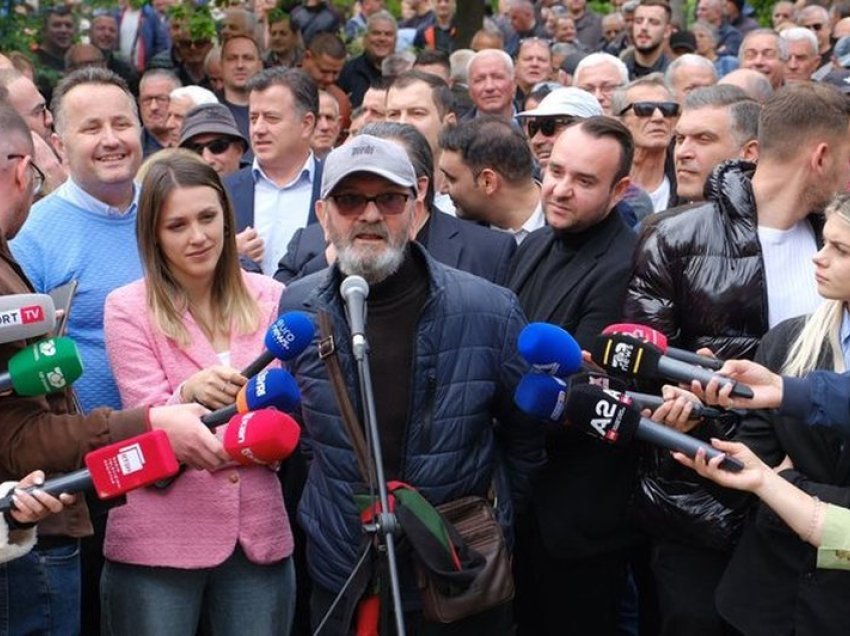 Aktori i njohur shpërthen përpara Bashkisë së Tiranës, ja thirrja që u bën protestuesve