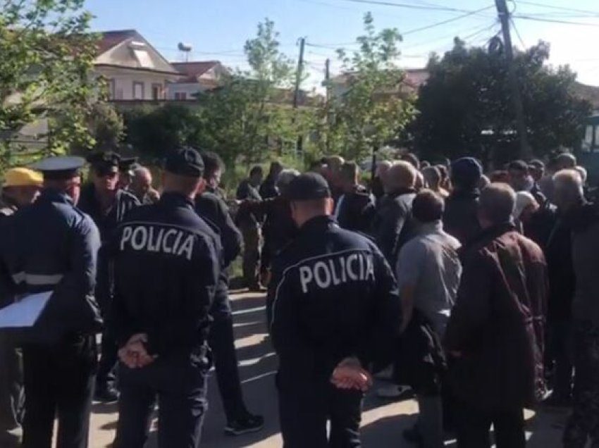 Tregtarët në Belsh protestojnë për spostimin e tregut dhe mungesën e hapësirave, bashkia u bllokon rrugën me kamionë e rimorkio