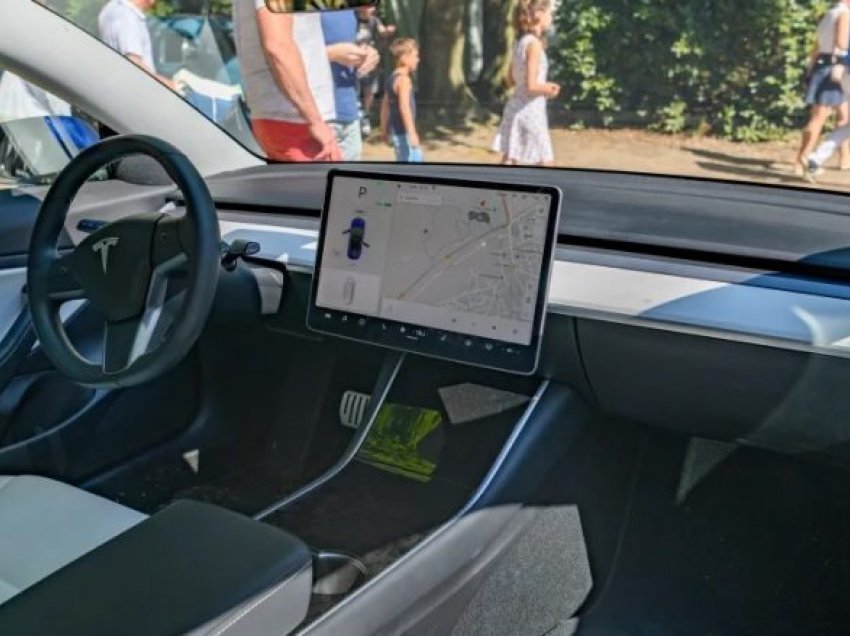 Shoferi i Teslas në SHBA po përdorte Autopilot kur goditi për vdekje një motoçiklist