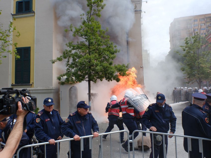  Arrestohet 31-vjeçari, pasi hodhi bomba molotov gjatë protestës para Bashkisë Tiranë