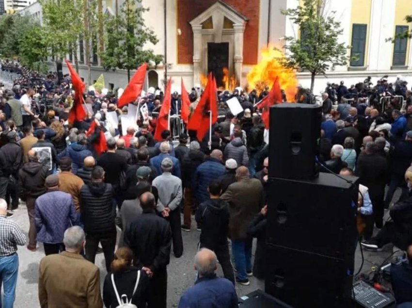 Ç’don flamuri kombëtar në protestat politike të partive?