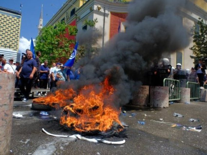 Opozita sërish para bashkisë së Tiranës, ja çfarë pritet të ndodhë sot në protestë