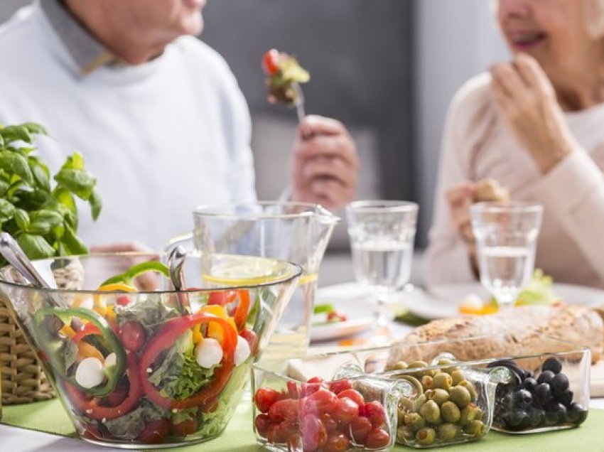 Studimi: Dietat e shëndetshme ndihmojnë aftësitë njohëse të moshës së tretë