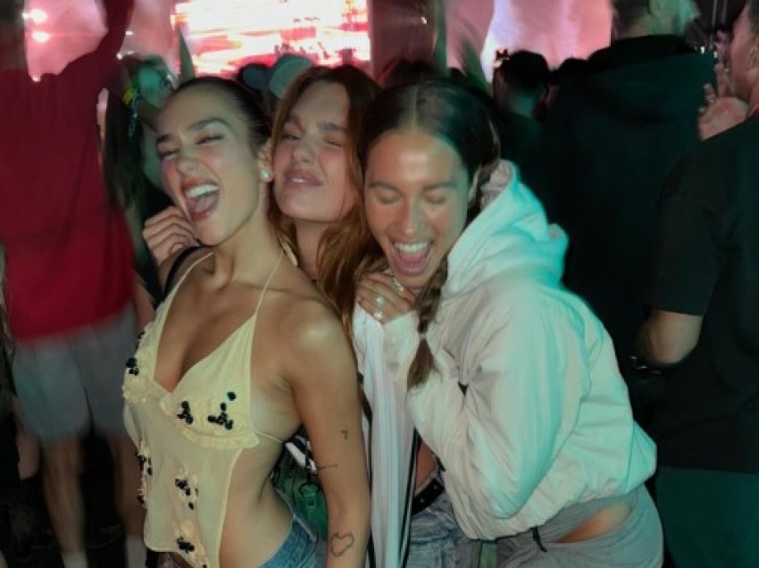 Dua Lipa publikon fotografi të tjera nga festivali “Sunny Hill”, ndër to edhe një ku shihet duke shijuar qebapët e Kosovës