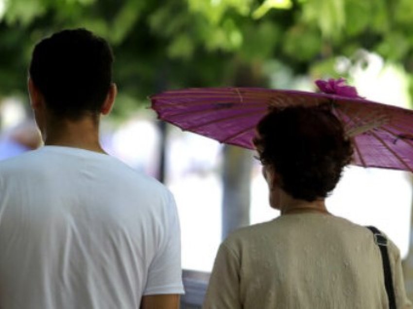 Për fundjavën e zgjatur do të mbajë mot i ngrohtë por me reshje shiu pasdite