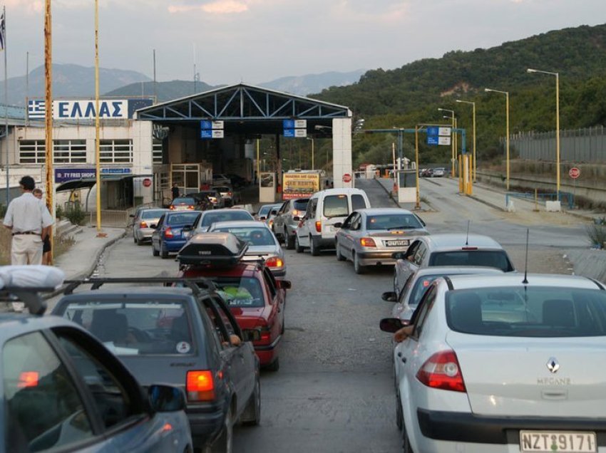 Shifrat, fluks qytetarësh në pikën kufitare të Qafë-Botës dhe në portin e Sarandës