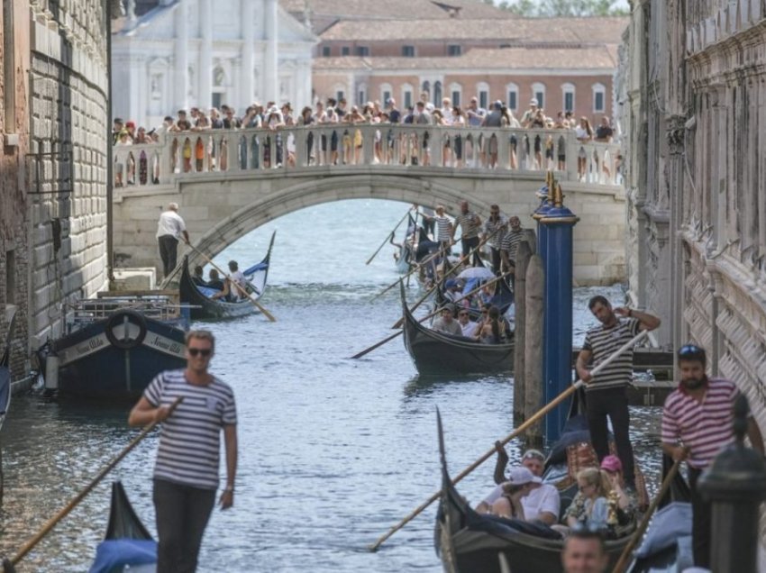 Venecia vendos kufi për numrin e turistëve