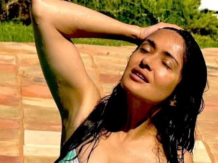 Salma Hayek sfidon moshën, duket mahnitëse në bikini gjatë pushimeve