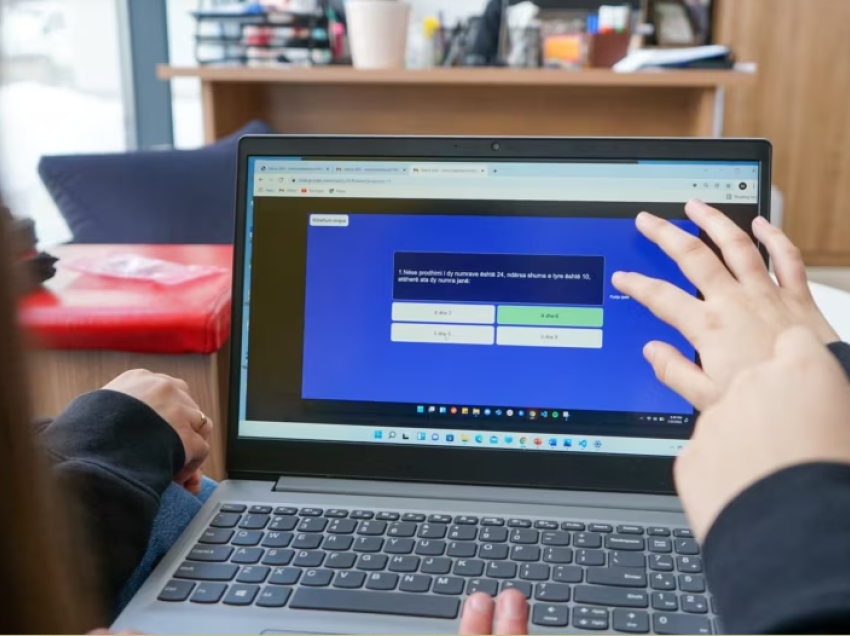 Milionat e humbura për digjitalizim të shkollave