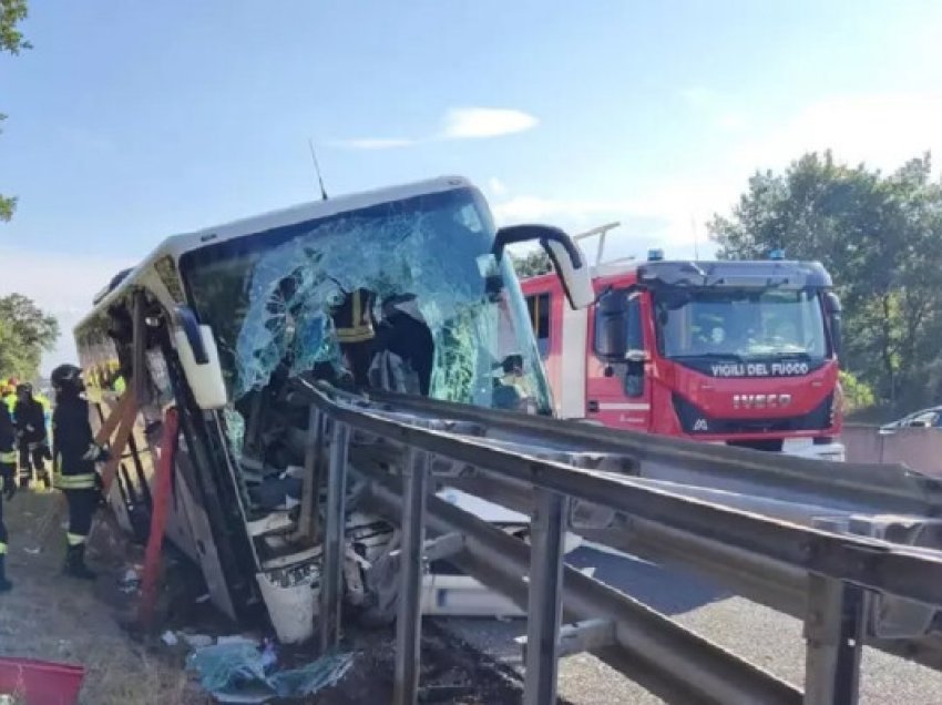 ​Një i vdekur e 15 të lënduar në një aksident të autobusit me turistë në Itali