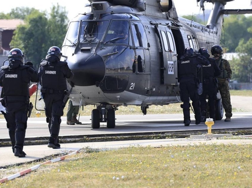 Pjesëtarët e KFOR-it kryejnë trajnimin e radhës me helikopterë në “Camp Film City”