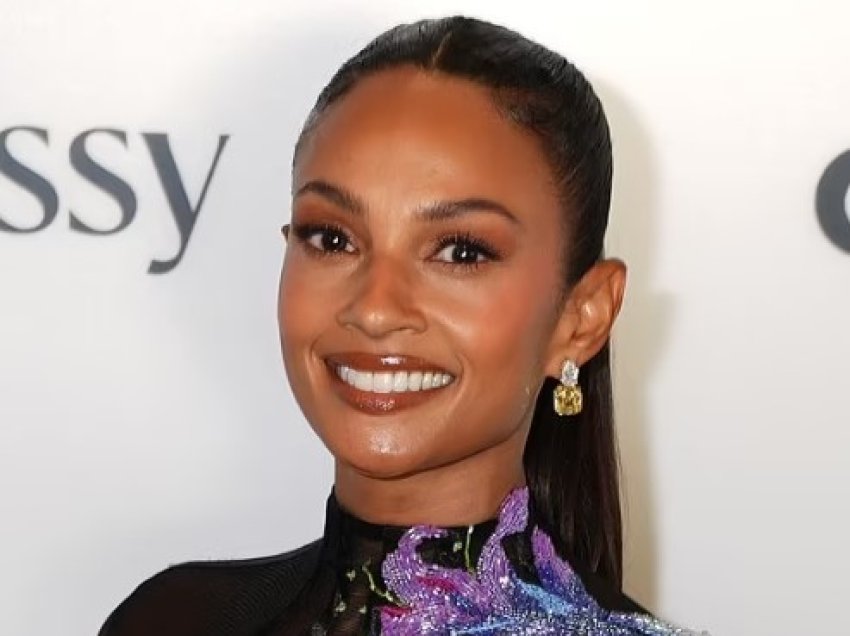 Alesha Dixon mahnit me një fustan elegant me lule, teksa merr pjesë në GRM Gala