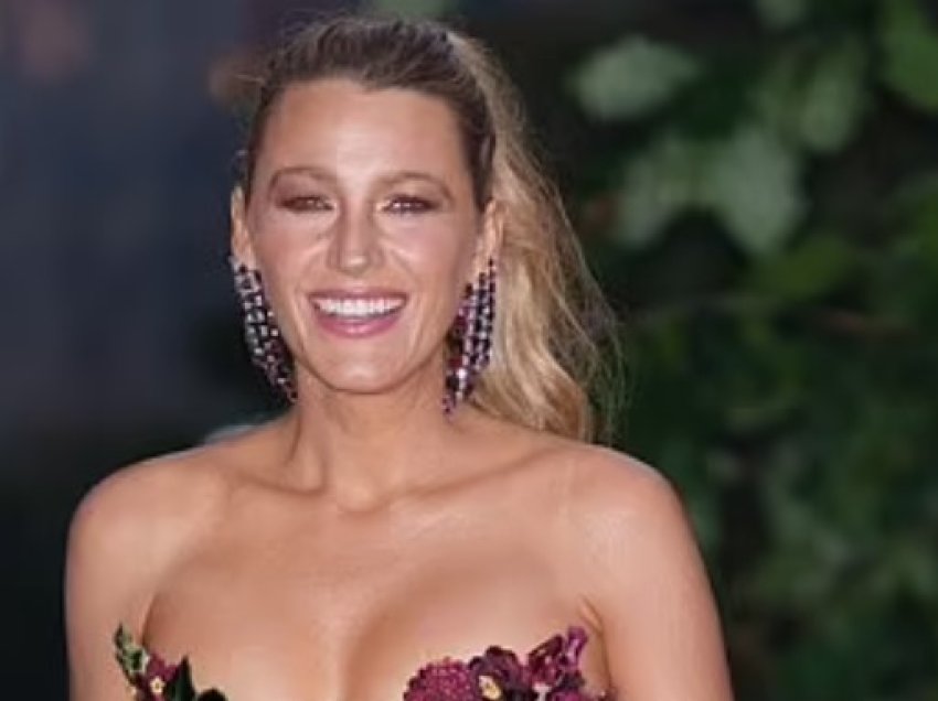 Blake Lively bën një paraqitje të mrekullueshme me një fustan shumëngjyrësh