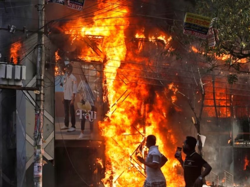 Së paku 50 të vdekur në protestat antiqeveritare në Bangladesh