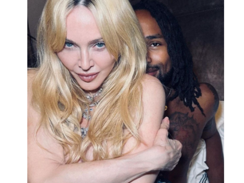 Madonna pozon topless në shtrat me një burrë të panjohur 