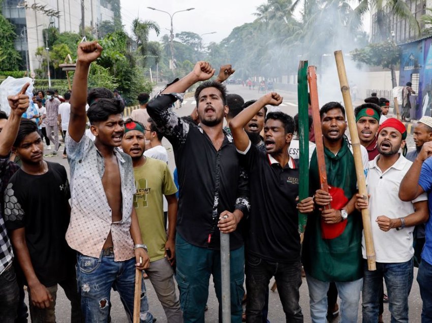 Dhuna në Bangladesh lë mbi 30 të vdekur dhe qindra të plagosur, protestat vazhdojnë