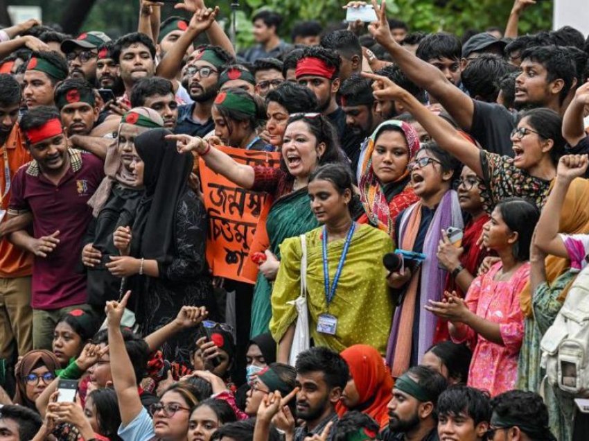 Si protestat e Bangladeshit i dhanë fund mbretërimit 15-vjeçar të Sheikh Hasinës?