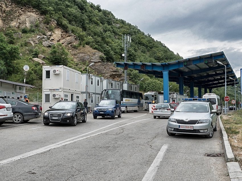 Një orë pritje për të hyrë nga “Dheu i Bardhë”