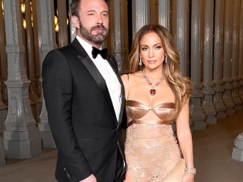 Jennifer Lopez më në fund heq unazën e saj, mes thashethemeve se kërkesa për divorc po afrohet