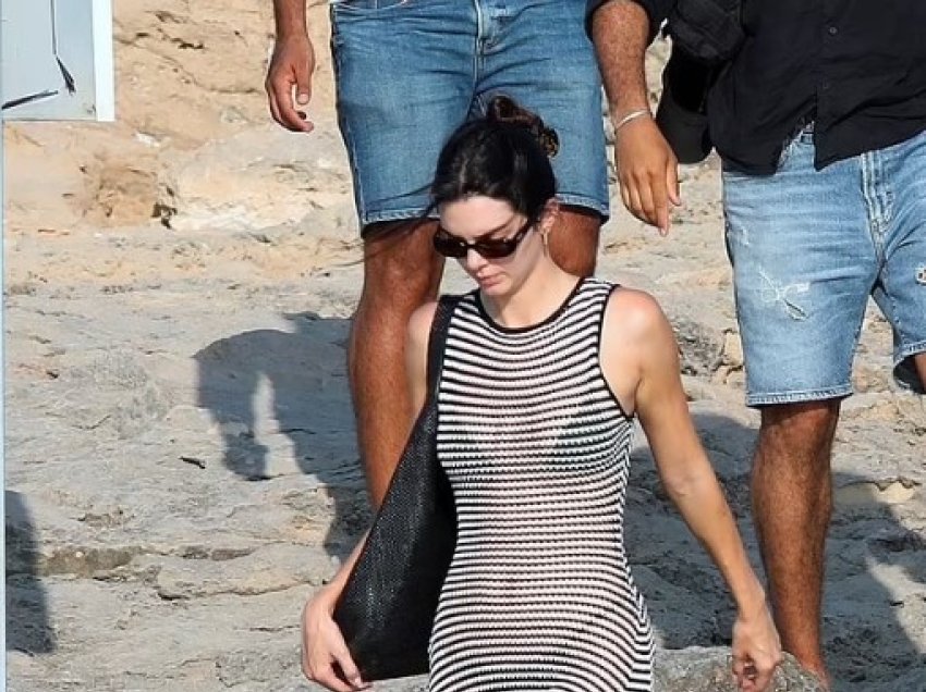 Kendall Jenner duket elegante me një fustan të tejdukshëm