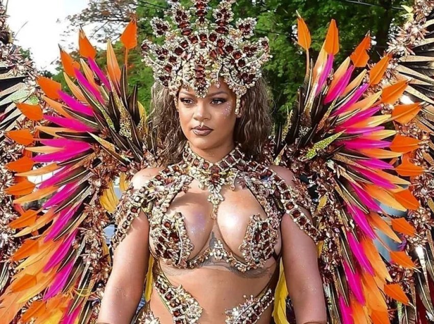 Rihanna mahnit me kostumin e saj të guximshëm në Festivalin Crop Over Carnival