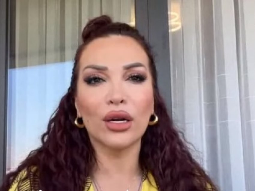 Rovena Stefa nuk përmbahet, nxjerr gjoksin në një video në “Tik Tok”