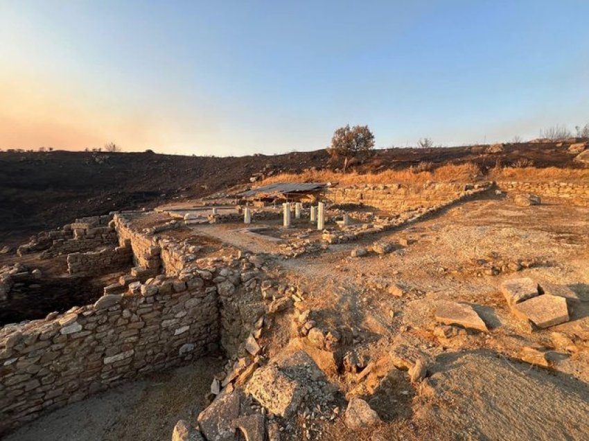 U rrezikua nga flakët, Gonxhja publikon fotot: Asnjë prej monumenteve të Parkut Arkeologjik të Finiqit nuk është prekur nga zjarri