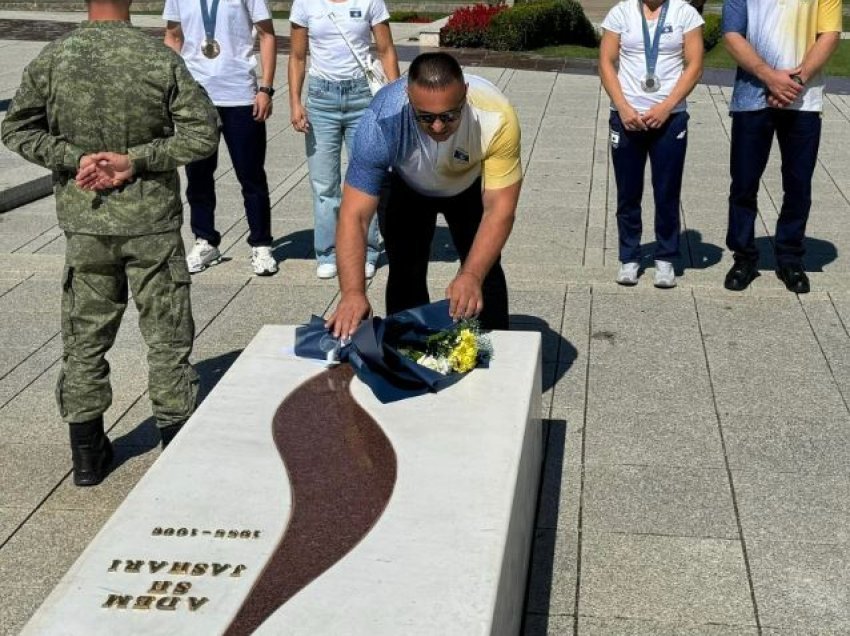 “Me përulje para dëshmorëve e martirëve të Kombit”, fitueset e medaljeve olimpike bëjnë homazhe në Prekaz