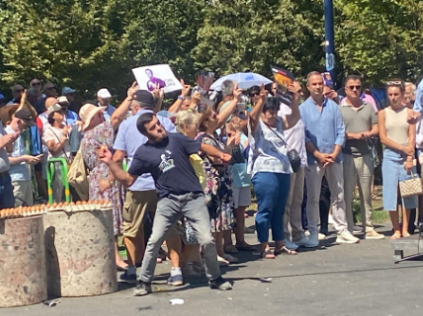 Opozita protestë para Bashkisë së Tiranës/ Hidhet vezë drejt godinës, momenti kur i moshuari largohet nga podiumi